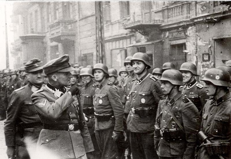 יורגן שטרופ וחלי ס"ס במהלך מרד גטו ורשה